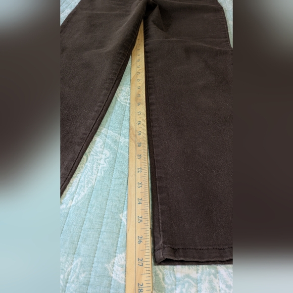 Gloria Vanderbilt Brown Amanda Jeans. Size 8 short. - Picture 4 of 7